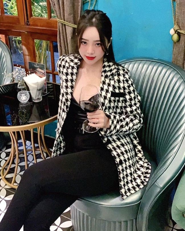 Quỳnh Kool - tiểu thư bị ghét nhất "Hướng Dương Ngược Nắng": Style ngoài đời cực sành điệu, mê nhất là những khi diện váy - Ảnh 2. Quỳnh Kool - tiểu thư bị ghét nhất "Hướng Dương Ngược Nắng": Style ngoài đời cực sành điệu, mê nhất là những khi diện váy - Ảnh 2.