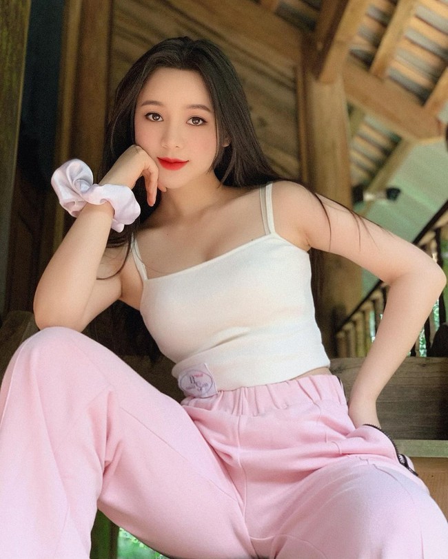 Quỳnh Kool - tiểu thư bị ghét nhất "Hướng Dương Ngược Nắng": Style ngoài đời cực sành điệu, mê nhất là những khi diện váy - Ảnh 13. Quỳnh Kool - tiểu thư bị ghét nhất "Hướng Dương Ngược Nắng": Style ngoài đời cực sành điệu, mê nhất là những khi diện váy - Ảnh 13.