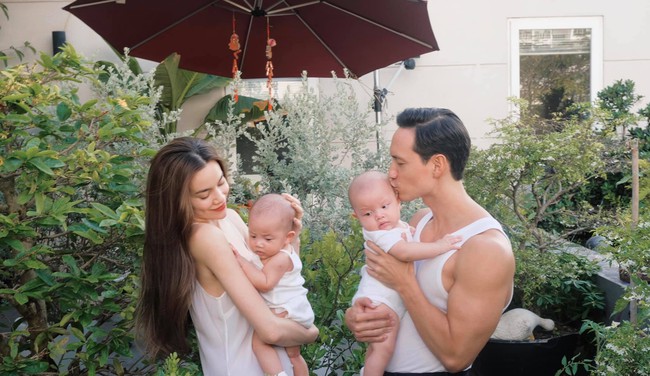 Kim Lý kỷ niệm ngày cặp song sinh tròn 4 tháng tuổi bằng hình ảnh cực ngọt ngào của gia đình nhỏ - Ảnh 1. Kim Lý kỷ niệm ngày cặp song sinh tròn 4 tháng tuổi bằng hình ảnh cực ngọt ngào của gia đình nhỏ - Ảnh 1.