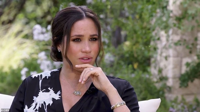 Meghan Markle chính thức &quot;tuyên chiến&quot; với hoàng gia Anh trong đoạn clip mới, chỉ nói đúng một câu nhưng khiến nhà chồng phải chao đảo - Ảnh 2.