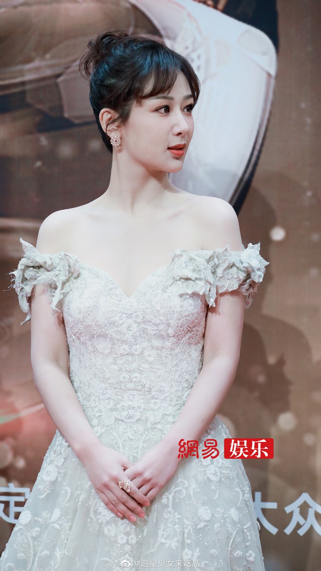 Đường vai cổ của Dương Tử gây chú ý đến mức lên cả hotsearch Weibo - Ảnh 2. Đường vai cổ của Dương Tử gây chú ý đến mức lên cả hotsearch Weibo - Ảnh 2.