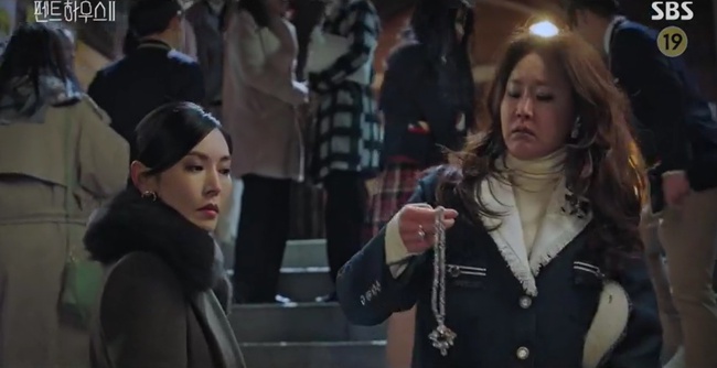 Cuộc chiến thượng lưu tập 6: Oh Yoon Hee lại được Logan Lee cứu sống sau khi muốn chết theo Ro Na, chị gái Su Ryeon chính thức tái xuất - Ảnh 7. Cuộc chiến thượng lưu tập 6: Oh Yoon Hee lại được Logan Lee cứu sống sau khi muốn chết theo Ro Na, chị gái Su Ryeon chính thức tái xuất - Ảnh 7.