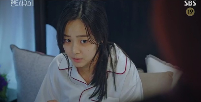 Cuộc chiến thượng lưu tập 6: Oh Yoon Hee lại được Logan Lee cứu sống sau khi muốn chết theo Ro Na, chị gái Su Ryeon chính thức tái xuất - Ảnh 14. Cuộc chiến thượng lưu tập 6: Oh Yoon Hee lại được Logan Lee cứu sống sau khi muốn chết theo Ro Na, chị gái Su Ryeon chính thức tái xuất - Ảnh 14.
