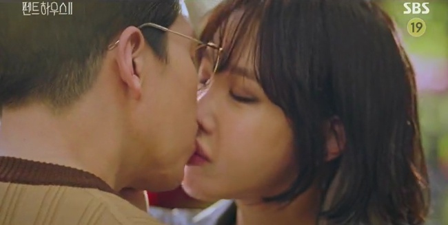 Cuộc chiến thượng lưu tập 6: Oh Yoon Hee lại được Logan Lee cứu sống sau khi muốn chết theo Ro Na, chị gái Su Ryeon chính thức tái xuất - Ảnh 5. Cuộc chiến thượng lưu tập 6: Oh Yoon Hee lại được Logan Lee cứu sống sau khi muốn chết theo Ro Na, chị gái Su Ryeon chính thức tái xuất - Ảnh 5.