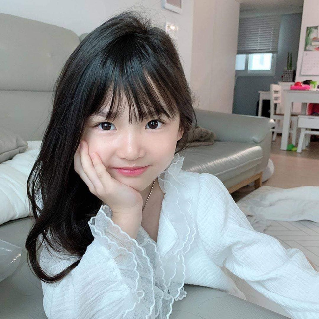 Cận cảnh nhan sắc “cực phẩm” và thần thái sang chảnh ngút ngàn của bé gái khiến dân tình phát sốt, nhưng hình ảnh người mẹ mới là lý do gây bất ngờ - Ảnh 2. Cận cảnh nhan sắc “cực phẩm” và thần thái sang chảnh ngút ngàn của bé gái khiến dân tình phát sốt, nhưng hình ảnh người mẹ mới là lý do gây bất ngờ - Ảnh 2.