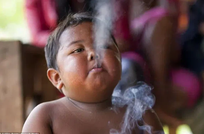 Cậu bé từng gây bão vì hút 40 điếu thuốc lá một ngày năm ấy: Mới 9 tuổi đã trải qua 2 biến cố, cũng chỉ tại bố mẹ làm điều này - Ảnh 1. Cậu bé từng gây bão vì hút 40 điếu thuốc lá một ngày năm ấy: Mới 9 tuổi đã trải qua 2 biến cố, cũng chỉ tại bố mẹ làm điều này - Ảnh 1.
