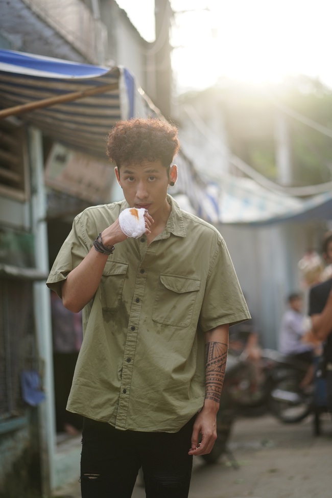 Cả đoàn phim Bố Già khóc khi Tuấn Trần bị thương, phản ứng của Trấn Thành gây chú ý - Ảnh 7. Cả đoàn phim Bố Già khóc khi Tuấn Trần bị thương, phản ứng của Trấn Thành gây chú ý - Ảnh 7.