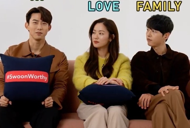 Song Joong Ki &quot;gây bão&quot; vì ngồi chạm mông với bạn diễn nữ ngay trên truyền hình, còn nhắc đến &quot;gia đình&quot; nhưng vội đính chính - Ảnh 5.