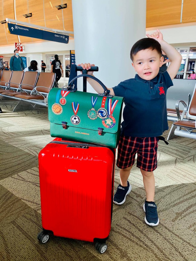 Đẳng cấp rich kid con trai Đan Trường: 4 tuổi đã sở hữu kho đồ hiệu tiền tỷ, đi du lịch Hawaii xách hẳn túi vali riêng hàng chục triệu đồng - Ảnh 3.