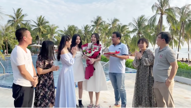 Chẳng những có nhan sắc, con gái Lọ Lem của Quyền Linh còn sở hữu tố chất đáng khen, chỉ nói một câu cũng toát lên khí chất Hoa hậu - Ảnh 3. Chẳng những có nhan sắc, con gái Lọ Lem của Quyền Linh còn sở hữu tố chất đáng khen, chỉ nói một câu cũng toát lên khí chất Hoa hậu - Ảnh 3.