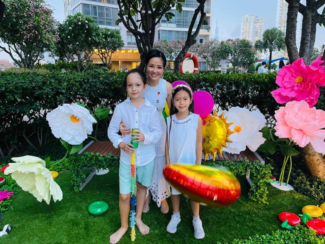 Dàn "hot kid" Vbiz lại hội tụ trong sinh nhật cặp sinh đôi nhà diva Hồng Nhung, vẻ xinh xắn của con gái Đoan Trang chiếm "spotlight" - Ảnh 2.