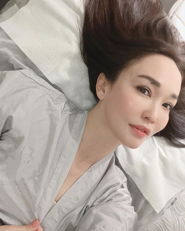 Phạm Văn Phương luôn được khen ngợi nhan sắc tuổi 50 nhưng nhìn làn da khi chụp gần mới bất ngờ - Ảnh 2.