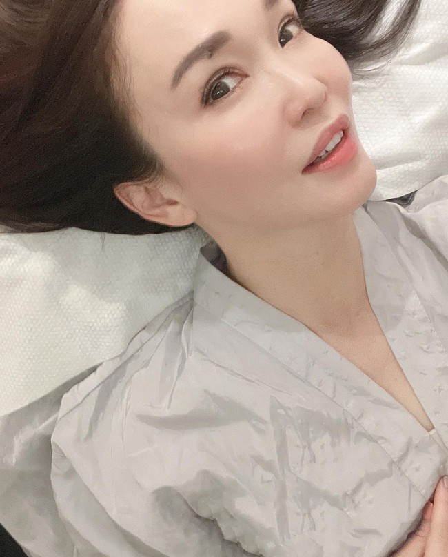 Phạm Văn Phương luôn được khen ngợi nhan sắc tuổi 50 nhưng nhìn làn da khi chụp gần mới bất ngờ - Ảnh 3.