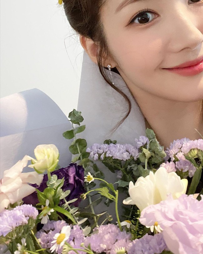 Soi cận nhan sắc ở tuổi 35 của Park Min Young trong hình do người qua đường chụp - Ảnh 2.