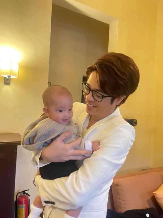 Biểu cảm thích thú của cặp sinh đôi nhà Hồ Ngọc Hà khi được Bùi Anh Tuấn ôm, khác hẳn lúc mẹ bế - Ảnh 1. Biểu cảm thích thú của cặp sinh đôi nhà Hồ Ngọc Hà khi được Bùi Anh Tuấn ôm, khác hẳn lúc mẹ bế - Ảnh 1.