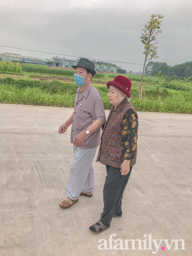 Câu chuyện đi làm căn cước công dân của cặp vợ chồng Quảng Ninh bên nhau 61 năm, U90 nhưng luôn đồng hành, sáng sớm dắt tay nhau đi chợ dù cách nhà chỉ 500m - Ảnh 9.