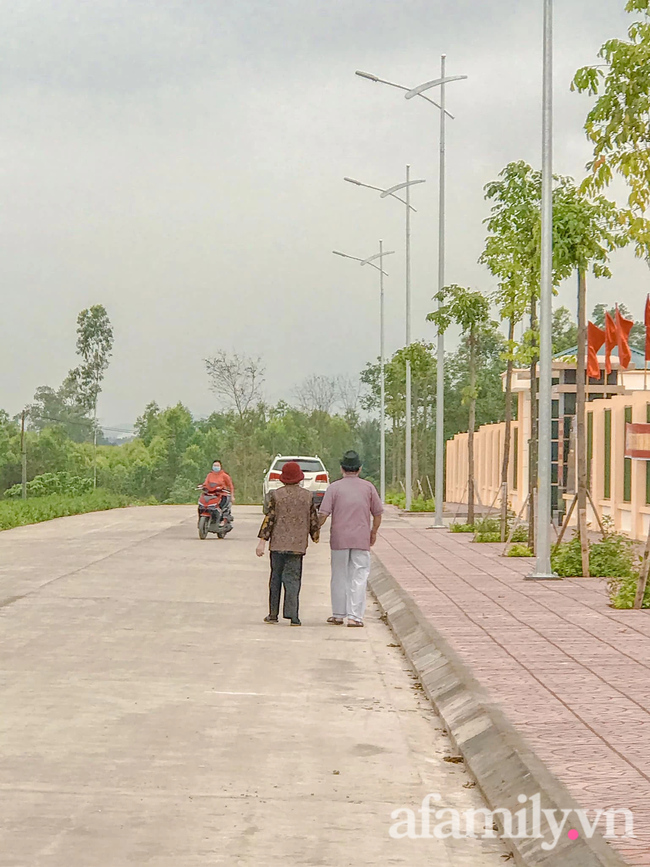 Câu chuyện đi làm căn cước công dân của cặp vợ chồng Quảng Ninh bên nhau 61 năm, U90 nhưng luôn đồng hành, sáng sớm dắt tay nhau đi chợ dù cách nhà chỉ 500m - Ảnh 10. Câu chuyện đi làm căn cước công dân của cặp vợ chồng Quảng Ninh bên nhau 61 năm, U90 nhưng luôn đồng hành, sáng sớm dắt tay nhau đi chợ dù cách nhà chỉ 500m - Ảnh 10.