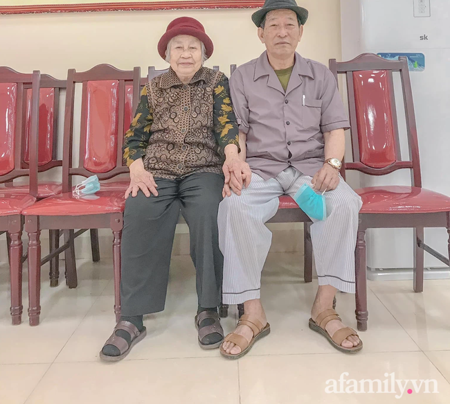 Câu chuyện đi làm căn cước công dân của cặp vợ chồng Quảng Ninh bên nhau 61 năm, U90 nhưng luôn đồng hành, sáng sớm dắt tay nhau đi chợ dù cách nhà chỉ 500m - Ảnh 11. Câu chuyện đi làm căn cước công dân của cặp vợ chồng Quảng Ninh bên nhau 61 năm, U90 nhưng luôn đồng hành, sáng sớm dắt tay nhau đi chợ dù cách nhà chỉ 500m - Ảnh 11.