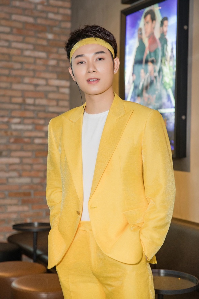 Ngồi vé hạng thương gia, nhưng Trúc Nhân lại bị một cơ trưởng khinh thường khi đi lối VIP - Ảnh 2.