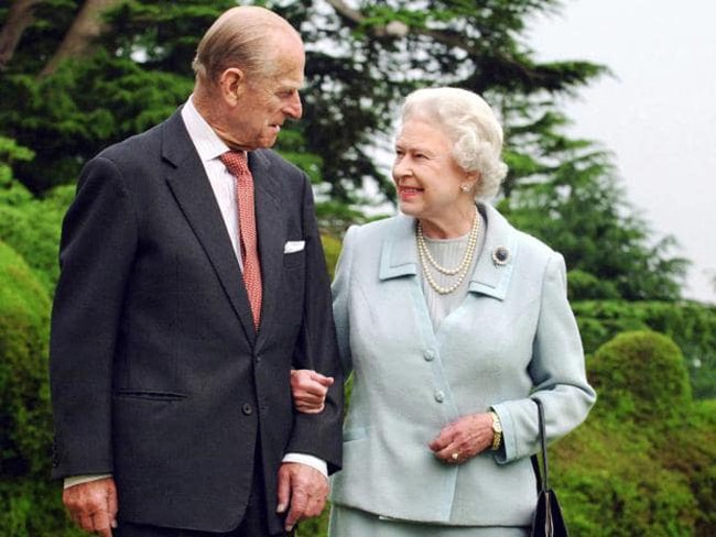 Bức ảnh &quot;Một lần gặp gỡ, trọn đời bên nhau&quot; giữa Nữ hoàng Anh và Hoàng tế Philip được lan truyền trên mạng, chỉ qua một ánh mắt đã nói lên tất cả - Ảnh 4.
