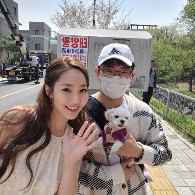 Soi cận nhan sắc ở tuổi 35 của Park Min Young trong hình do người qua đường chụp - Ảnh 1.