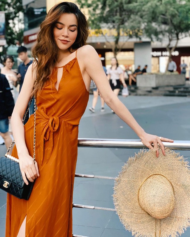Hà Hồ mới diện một chiếc váy đỏ xinh ngây ngất, nhìn lại mới thấy cô có bao set váy đơn giản và hợp nàng 30+ - Ảnh 4. Hà Hồ mới diện một chiếc váy đỏ xinh ngây ngất, nhìn lại mới thấy cô có bao set váy đơn giản và hợp nàng 30+ - Ảnh 4.