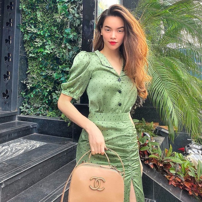 Hà Hồ mới diện một chiếc váy đỏ xinh ngây ngất, nhìn lại mới thấy cô có bao set váy đơn giản và hợp nàng 30+ - Ảnh 8. Hà Hồ mới diện một chiếc váy đỏ xinh ngây ngất, nhìn lại mới thấy cô có bao set váy đơn giản và hợp nàng 30+ - Ảnh 8.
