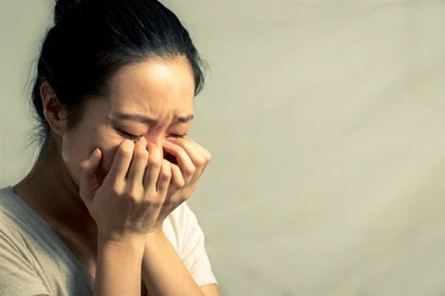 Nhìn con gái riêng của chồng ném cốc sinh tố xuống nền nhà và nói một câu làm tôi tan nát cõi lòng - Ảnh 1. Nhìn con gái riêng của chồng ném cốc sinh tố xuống nền nhà và nói một câu làm tôi tan nát cõi lòng - Ảnh 1.