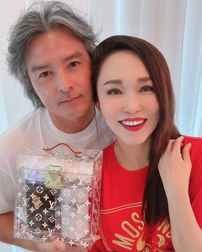 Luôn được khen nhan sắc trẻ trung, nhưng Phạm Văn Phương lại bị soi dấu hiệu lão hóa rõ nét - Ảnh 3. Luôn được khen nhan sắc trẻ trung, nhưng Phạm Văn Phương lại bị soi dấu hiệu lão hóa rõ nét - Ảnh 3.