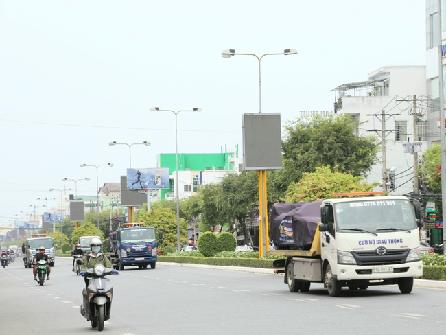 Vợ chồng doanh nhân Mailisa khiến cả Cần Thơ choáng váng vì khai trương thẩm mỹ viện, sự xuất hiện của dàn xe &quot;khủng&quot; gây chú  ý hơn cả - Ảnh 3.