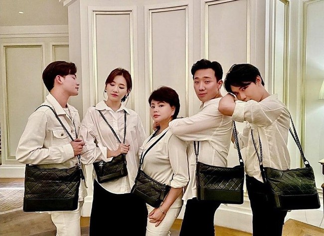 Đáng nhẽ Hari Won nên mặc áo sơ mi nhiều hơn vì lần nào diện trông cô cũng trẻ đẹp hết cỡ - Ảnh 3. Đáng nhẽ Hari Won nên mặc áo sơ mi nhiều hơn vì lần nào diện trông cô cũng trẻ đẹp hết cỡ - Ảnh 3.