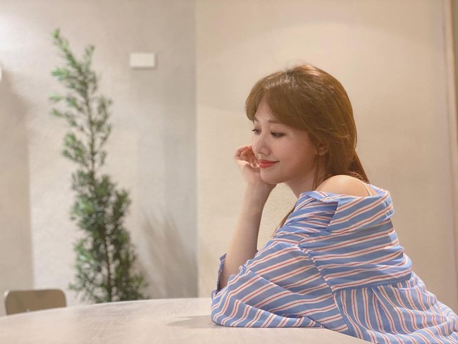 Đáng nhẽ Hari Won nên mặc áo sơ mi nhiều hơn vì lần nào diện trông cô cũng trẻ đẹp hết cỡ - Ảnh 1. Đáng nhẽ Hari Won nên mặc áo sơ mi nhiều hơn vì lần nào diện trông cô cũng trẻ đẹp hết cỡ - Ảnh 1.