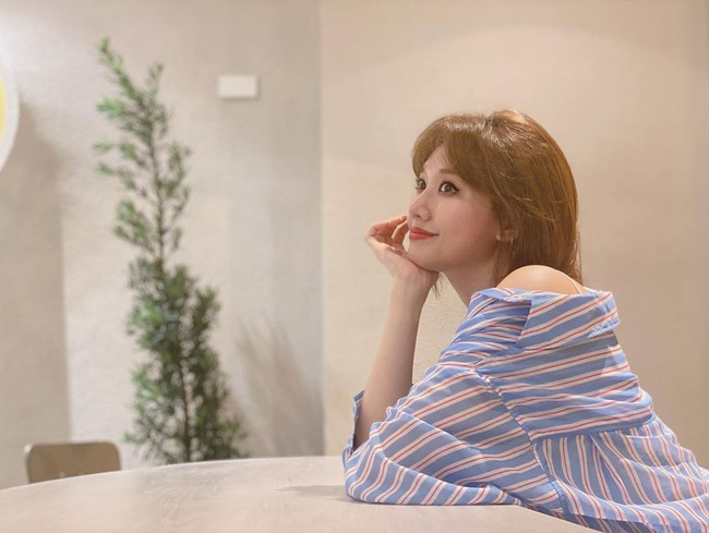 Đáng nhẽ Hari Won nên mặc áo sơ mi nhiều hơn vì lần nào diện trông cô cũng trẻ đẹp hết cỡ - Ảnh 2. Đáng nhẽ Hari Won nên mặc áo sơ mi nhiều hơn vì lần nào diện trông cô cũng trẻ đẹp hết cỡ - Ảnh 2.