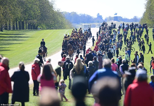 Các thành viên hoàng gia Anh lần lượt xuất hiện, di chuyển đến nơi tổ chức tang lễ, Công nương Kate gây chú ý hơn cả - Ảnh 11.