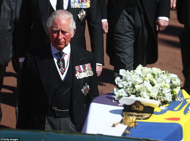Toàn cảnh lễ tang Hoàng tế Philip: Nữ hoàng Anh cô độc nhiều lần rơi nước mắt, hàng trăm người dân tiếc thương - Ảnh 4.