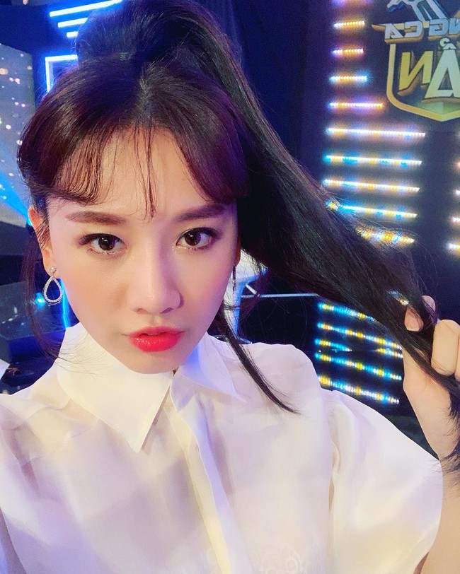 Đáng nhẽ Hari Won nên mặc áo sơ mi nhiều hơn vì lần nào diện trông cô cũng trẻ đẹp hết cỡ - Ảnh 6. Đáng nhẽ Hari Won nên mặc áo sơ mi nhiều hơn vì lần nào diện trông cô cũng trẻ đẹp hết cỡ - Ảnh 6.