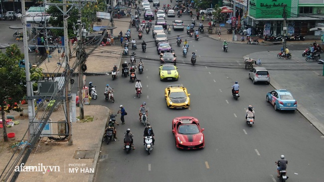 Gần 2 ngày nay cả miền Tây như “dậy sóng”, người người khắp Cần Thơ từ trong nhà đổ cả ra đường để một lần được ngắm dàn siêu xe hàng trăm tỷ của nữ đại gia thẩm mỹ đổ bộ - Ảnh 2.