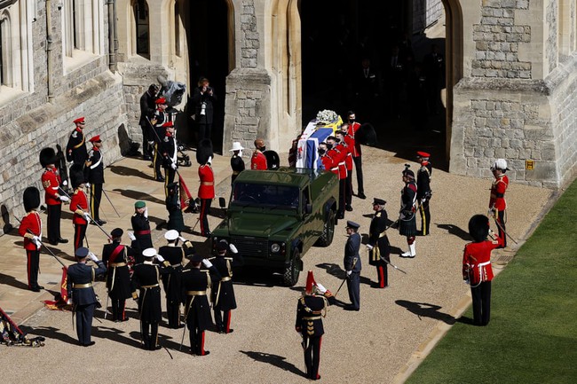 Nhìn lại những khoảnh khắc không thể nào quên trong đám tang Hoàng tế Philip, &quot;ngày buồn nhất&quot; trong cuộc đời Nữ hoàng Anh - Ảnh 6.