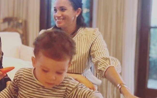Bé Archie chiếm spotlight với hình ảnh mới nhất, ngoại hình của đứa trẻ gây chú ý trong khi Harry vui đùa với thú cưng trên biển sau khi lên chức Giám đốc - Ảnh 3. Bé Archie chiếm spotlight với hình ảnh mới nhất, ngoại hình của đứa trẻ gây chú ý trong khi Harry vui đùa với thú cưng trên biển sau khi lên chức Giám đốc - Ảnh 3.
