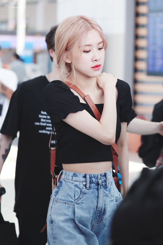 Rosé đúng là bánh bèo chúa của Black Pink khi diện loạt váy áo &quot;điệu chảy nước&quot; mà vẫn sang chảnh - Ảnh 10.