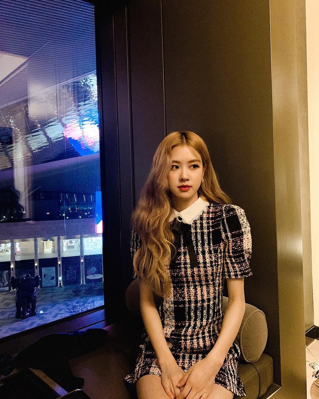 Rosé đúng là bánh bèo chúa của Black Pink khi diện loạt váy áo &quot;điệu chảy nước&quot; mà vẫn sang chảnh - Ảnh 6.