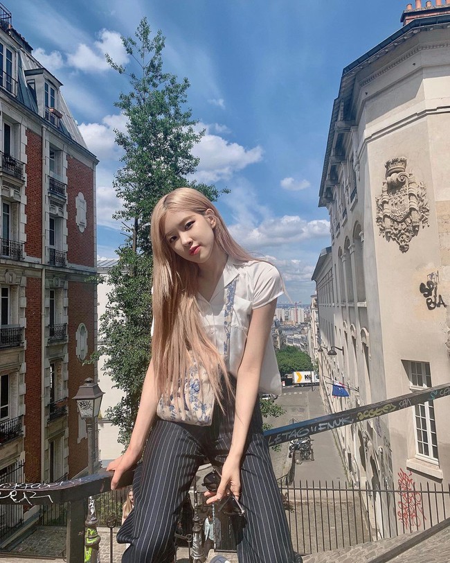 Rosé đúng là bánh bèo chúa của Black Pink khi diện loạt váy áo &quot;điệu chảy nước&quot; mà vẫn sang chảnh - Ảnh 5.