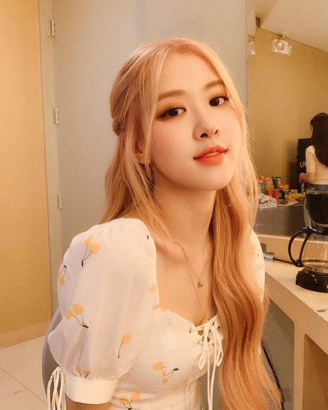 Rosé đúng là bánh bèo chúa của Black Pink khi diện loạt váy áo &quot;điệu chảy nước&quot; mà vẫn sang chảnh - Ảnh 4.