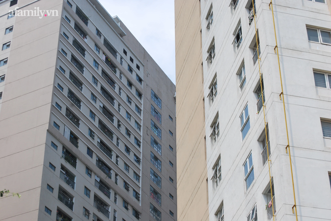 Dù những căn hộ ở trên cao nhưng nhiều gia đình vẫn không quan tâm đến an toàn ban công