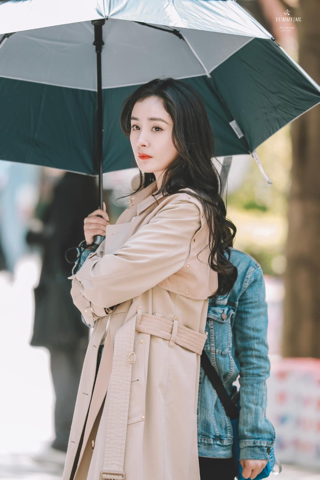 Dương Mịch đẹp sang chảnh như chụp ảnh tạp chí trên trường quay, lộ cả đôi chân thon dài trong bóng tối - Ảnh 1. Dương Mịch đẹp sang chảnh như chụp ảnh tạp chí trên trường quay, lộ cả đôi chân thon dài trong bóng tối - Ảnh 1.