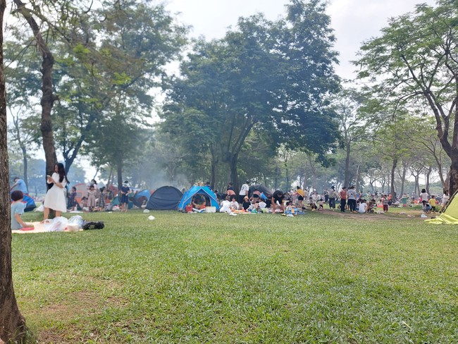 Nghỉ lễ Giỗ tổ, người dân Thủ đô &quot;kéo nhau&quot; ra công viên cắm trại - Ảnh 2.