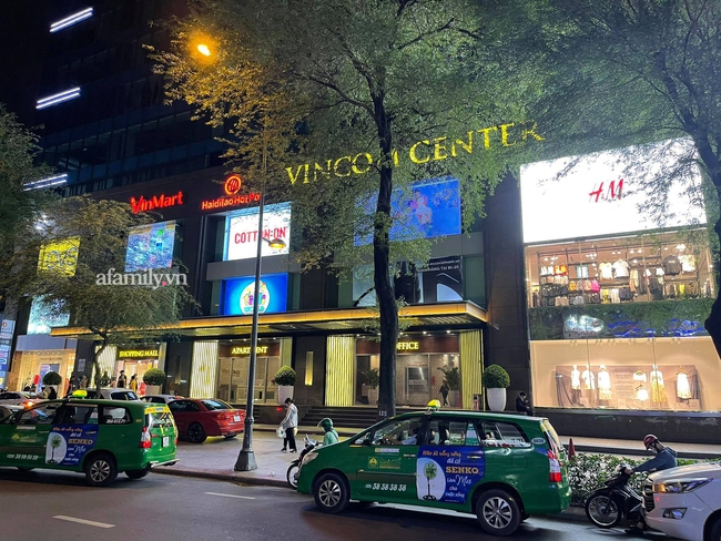 Hài hước với màn "Đại chiến siêu xe" của Ngọc Trinh - Nathan Lee: Tưởng hẹn nhau hoành tráng, giờ chỉ còn lác đác vài người qua lại  - Ảnh 2.