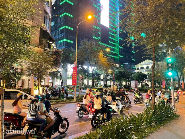 Hài hước với màn "Đại chiến siêu xe" của Ngọc Trinh - Nathan Lee: Tưởng hẹn nhau hoành tráng, giờ chỉ còn lác đác vài người qua lại  - Ảnh 4.