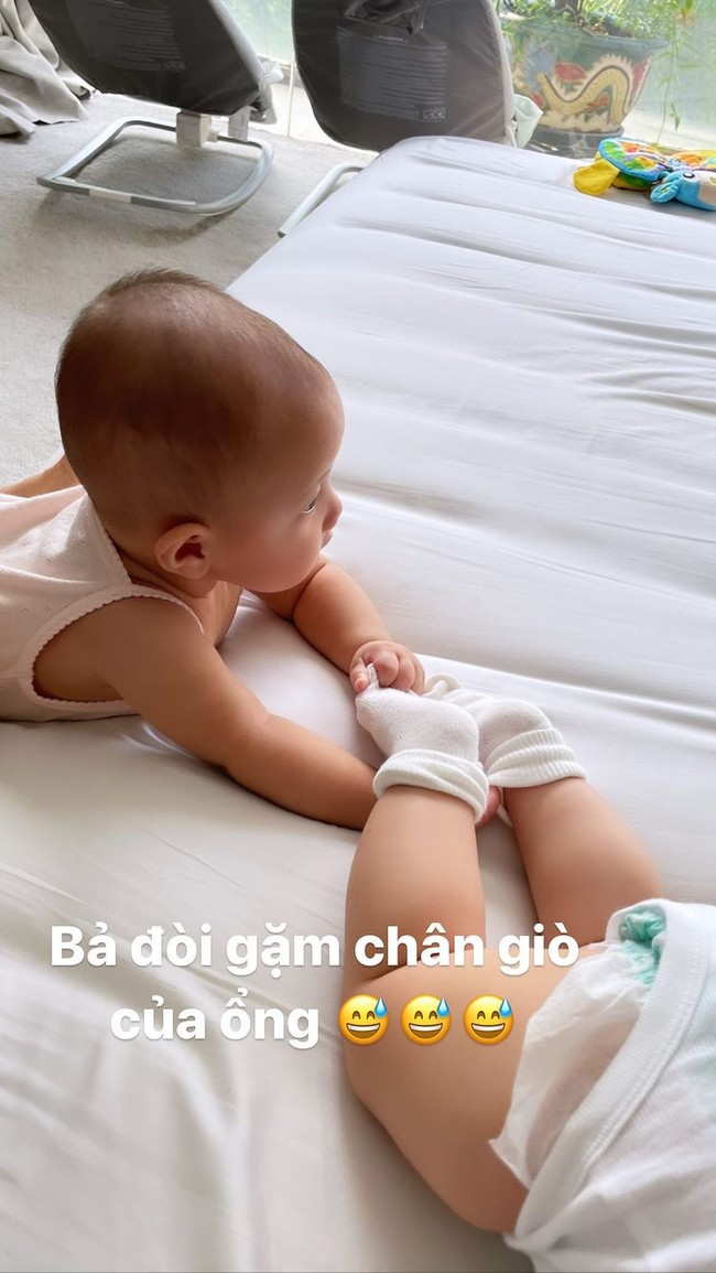 Khoảnh khắc cực hài của cặp sinh đôi nhà Hồ Ngọc Hà: Lisa đòi &quot;gặm&quot; chân Leon, cậu em trai thì biểu cảm đầy hoang mang thế này - Ảnh 2.