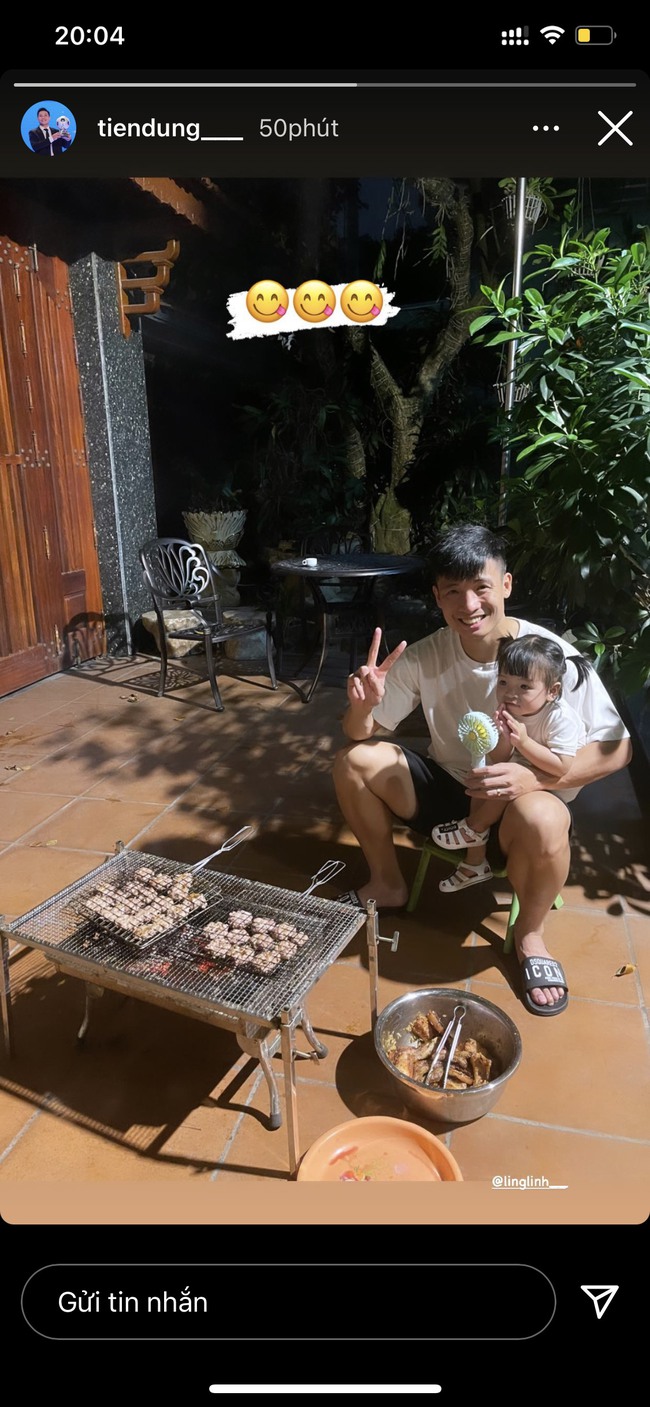 Chuyện dịp nghỉ lễ của những cầu thủ nay đã thành ông bố bỉm sữa, người ôm con ngủ giữa resort, người mải chơi game để nhỏ gắn cả giấy nhớ lên đầu - Ảnh 3.